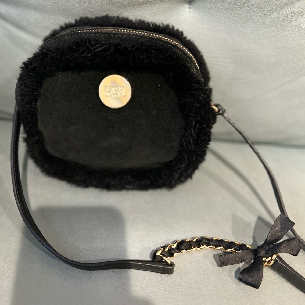 UGG Quinn Box Zip crossbody bag EUC